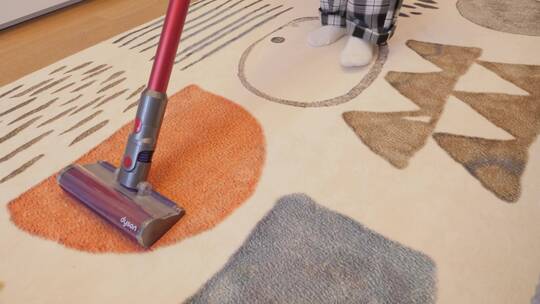 家用吸尘器清洁地毯