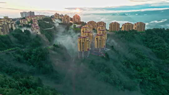 航拍云雾中的城市建筑