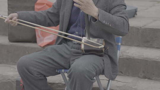 老人户外演奏二胡素材