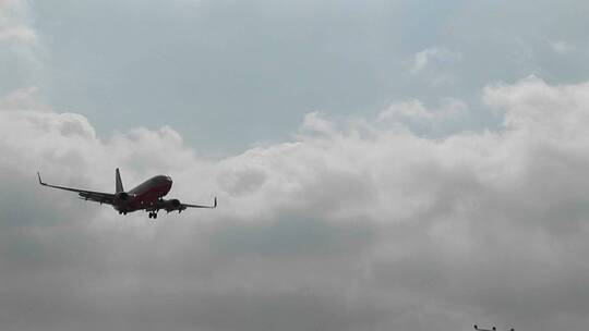 一架飞机降落在机场跑道上视频素材模板下载