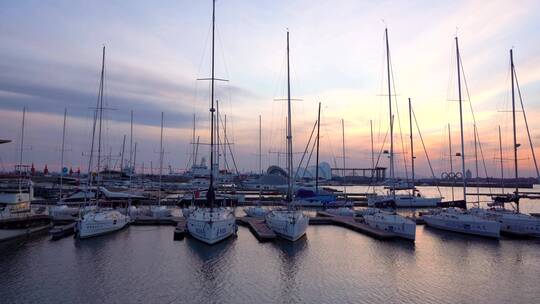 4k 青岛城市海岸线游艇帆船码头特写