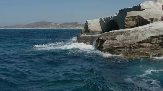 海浪撞击希腊的岩石悬崖