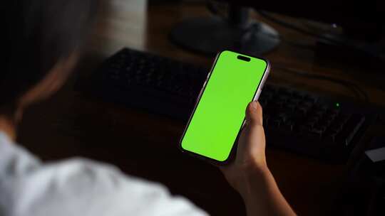 人物看手机绿屏抠像手机绿屏幕苹果手机绿幕视频素材模板下载