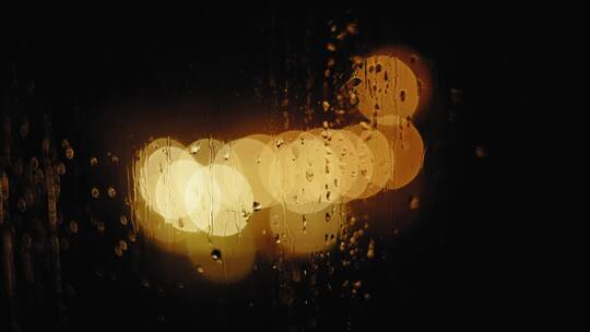 下雨雨滴窗户外灯光特写
