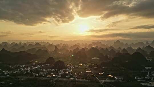 夕阳下的乡村与群山远景