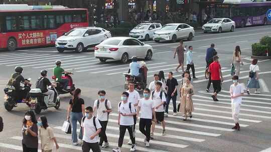 十字路口汽车车流人流视频素材