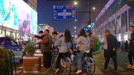 杭州城市夜晚行人人群夜景街景视频素材
