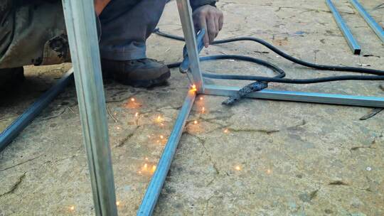 电焊工人正在作业焊条呲出亮光2