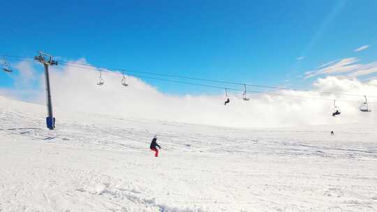 滑雪者全速滑雪下坡2（侧视图）