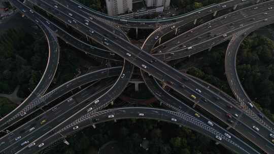 中国上海繁忙道路十字路口夜景。