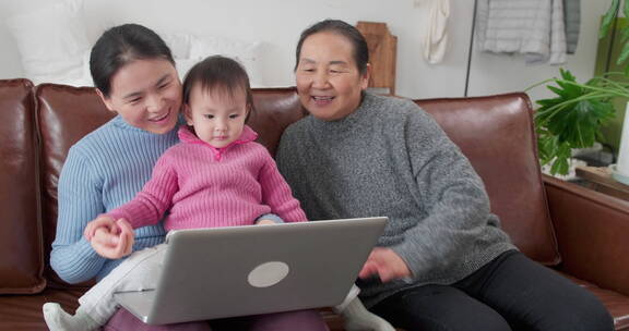 宝宝和妈妈奶奶三代人在家里看电脑视频电话