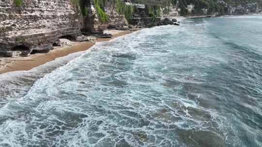 鸟瞰印尼巴厘岛海岸线上绿松石海浪飞溅