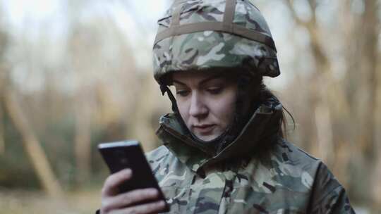 女兵看着她的手机