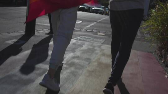 一对手牵着手走在街上的情侣视频素材模板下载
