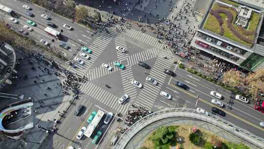 繁忙十字路口人流