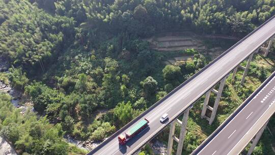 航拍高速公路上行驶的货车汽车高架桥高速路