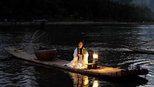 桂林山水漓江竹筏上的古风汉服美女视频素材模板下载