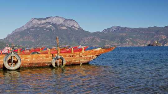 湖泊船只阳光碧水蓝天泸沽湖