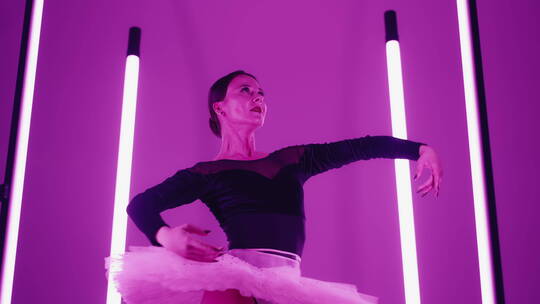 跳芭蕾舞的女演员视频素材模板下载