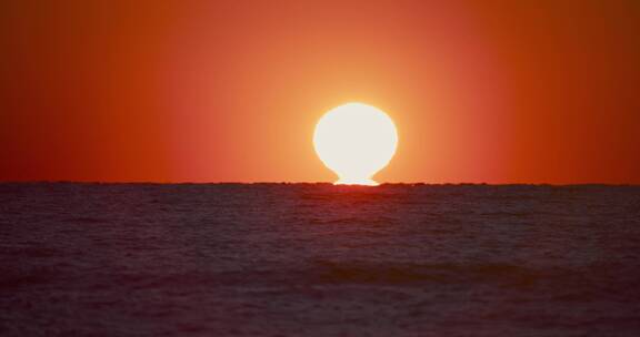 8k实拍海上日出太阳跃出海面