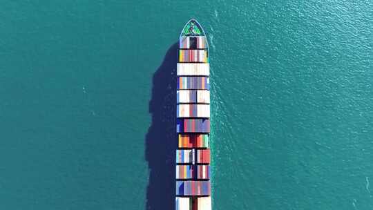 航拍俯拍海上货运集装箱船