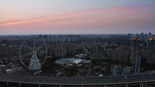 上海疫情，梅陇镇锦江乐园晚霞空无一人