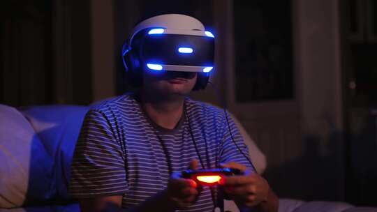 带着vr眼镜玩游戏 虚拟现实视频素材模板下载
