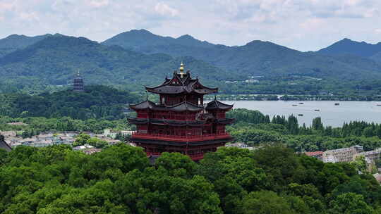 杭州西湖城隍阁与雷峰塔同框画面