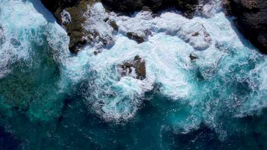 高潮或低潮时含火山岩的海洋或海水的蓝色波