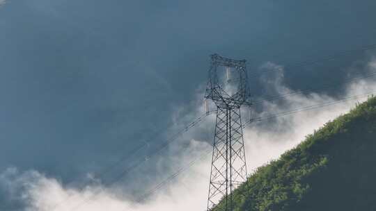 4k航拍山林晨雾中的特高压输电杆塔视频素材模板下载