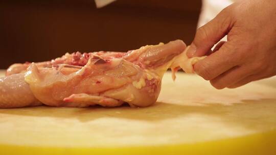 厨师拆解切分鸡肉 (6)