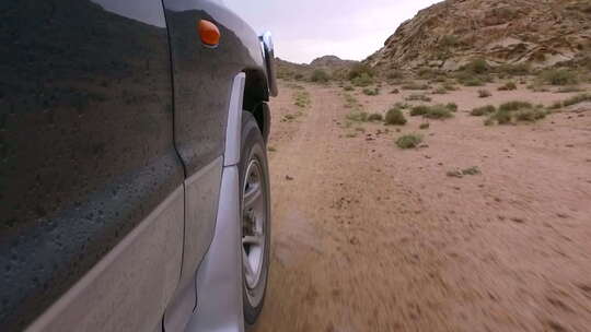 荒漠戈壁滩中行驶的汽车 第一视角