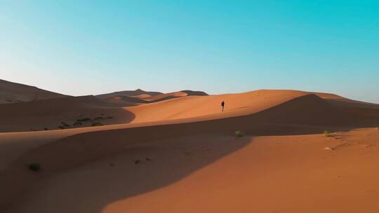 航拍人行走在沙漠