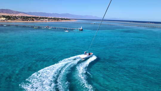 从滑翔伞运动员到红海蔚蓝水面上快艇的景色