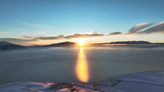 新疆博尔塔拉州博乐市赛里木湖冬季日出风光