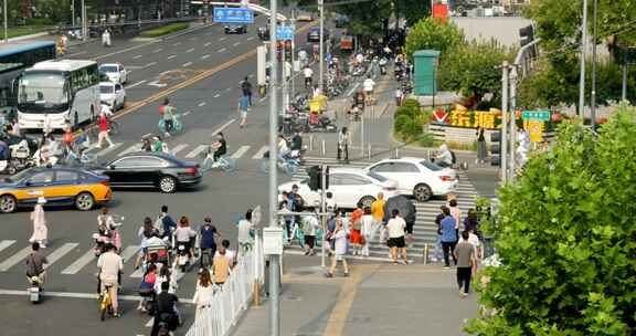 北京五道口成府路车流人流