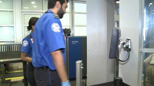 机场准备安检的乘客