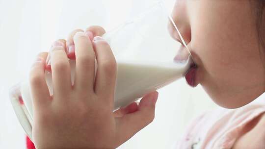 小学生喝牛奶【商用需购买企业授权】