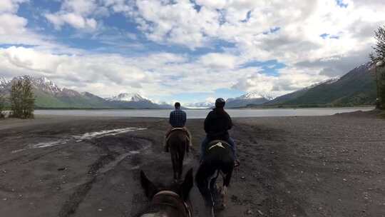 一群人在山区的湖边骑马