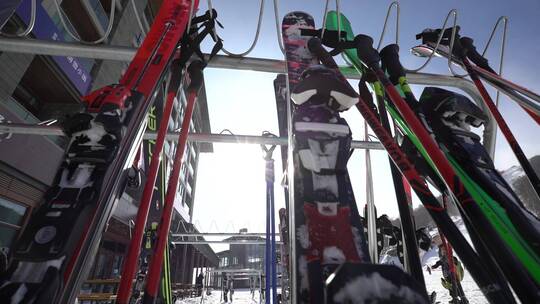 滑雪雪橇工具滑雪体育运功国家滑雪场视频素材模板下载