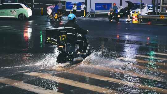 升格雨天的外卖小哥