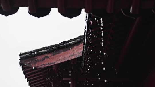 中式屋檐雨滴中国风古代屋檐下雨