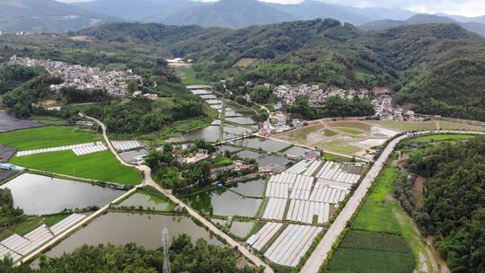 山区农村依山傍水农家鱼塘小院航拍