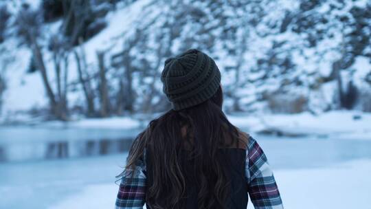 女孩在雪地里行走 