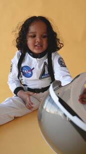 穿美国宇航局制服的小女孩竖屏