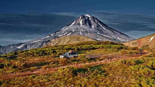 越野吉普车驶离火山天线