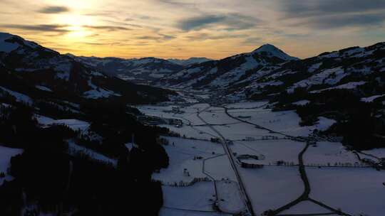 日落时奥地利阿尔卑斯山的山谷