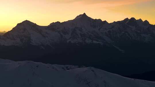 航拍雪山