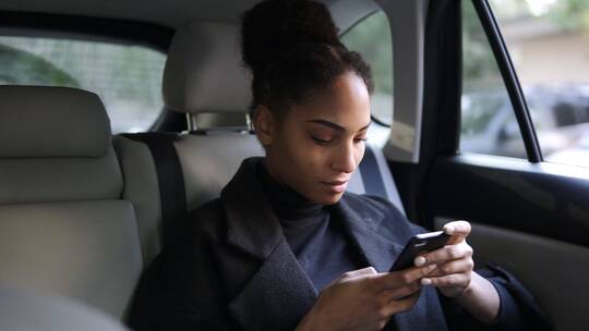 坐在车上玩手机的女人视频素材模板下载