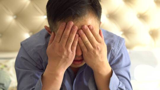 中年男人生活工作压力大头晕头痛烦躁